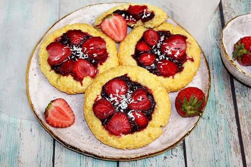 Bułeczki twarogowe bez mąki z dżemem i truskawkami Bułeczki twarogowe bez mąki z dżemem i truskawkami