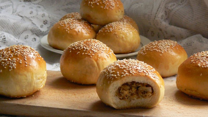 Bułeczki kapustą i mięsem nadziane