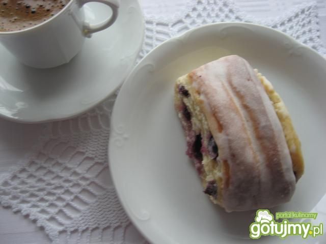 Bułeczki z czarną porzeczką i serem  Bułeczki z czarną porzeczką i serem