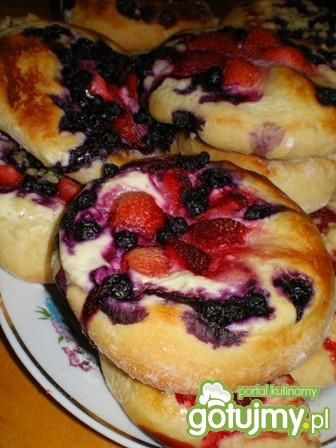 Bułeczki z jagodami i truskawkami
