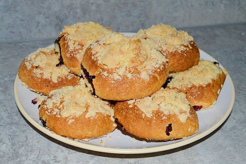 Bułeczki z jagodami (jagodzianki) z kruszonką