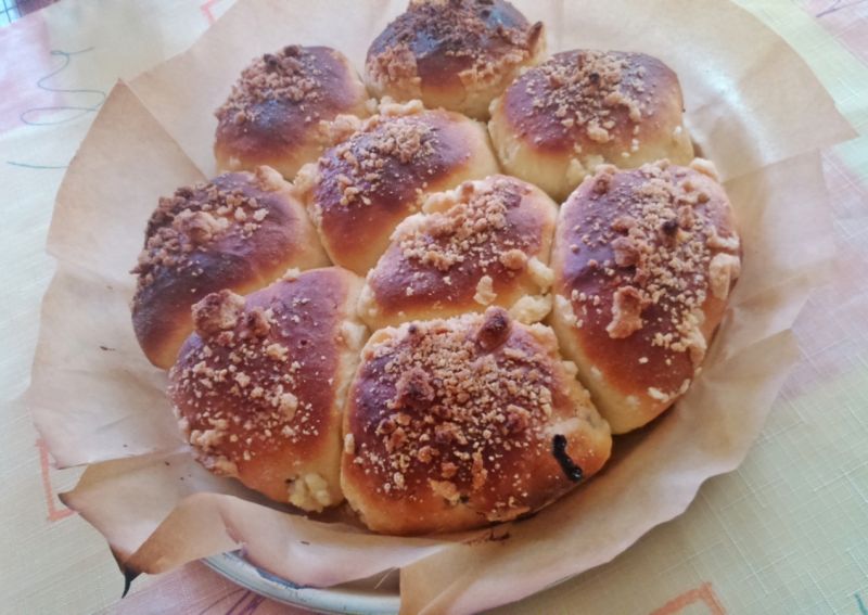 Bułeczki z konfiturą truskawkową i kruszonką Bułeczki z konfiturą truskawkową i kruszonką