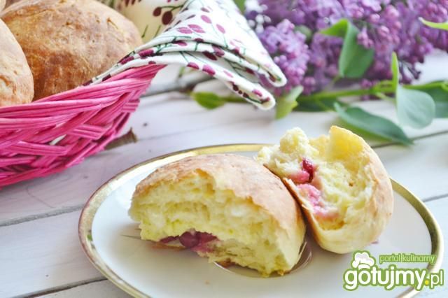 Bułeczki z kremem waniliowym i porzeczką Bułeczki z kremem waniliowym i porzeczką