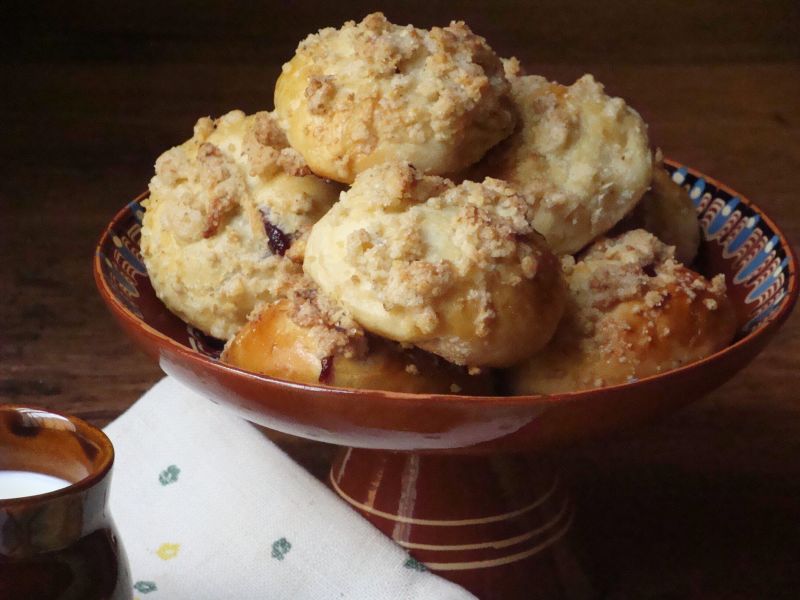 Bułeczki z marmoladą i orzechową kruszonką