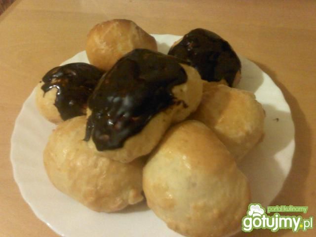 Bułeczki z nadzieniem polane czekoladą Bułeczki z nadzieniem polane czekoladą