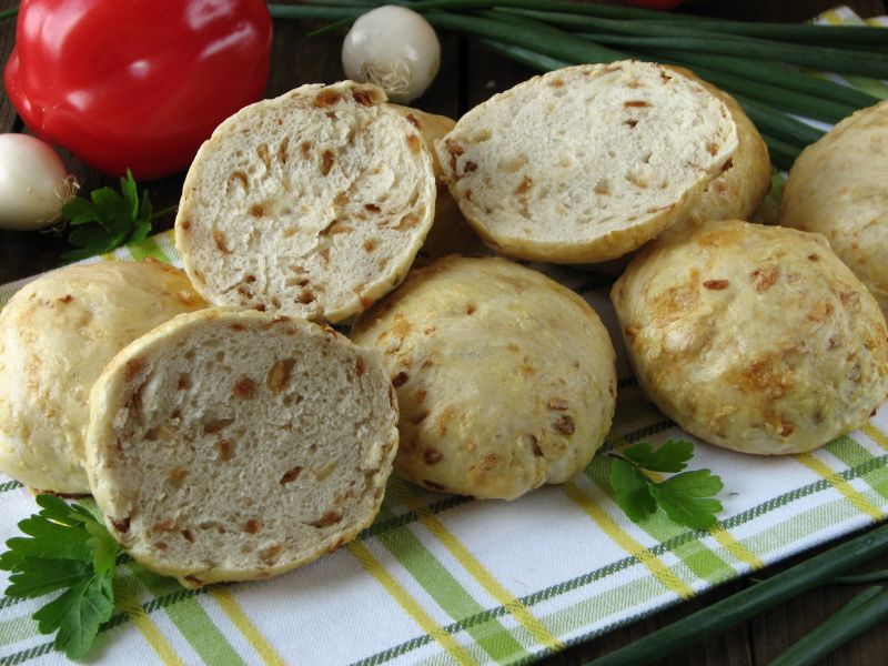Bułeczki z prażoną cebulką Bułeczki z prażoną cebulką