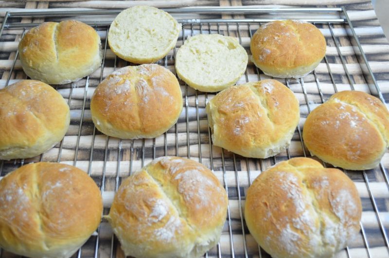 Bułeczki z przedziałkiem Bułeczki z przedziałkiem