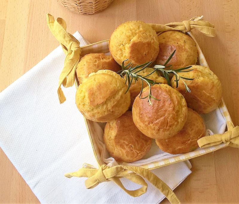 Bułeczki z rozmarynem i serem emmentaler
