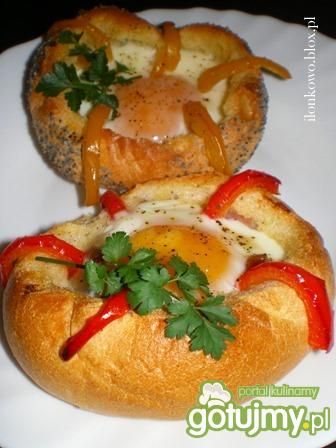 Bułeczki zapiekane z jajkiem  