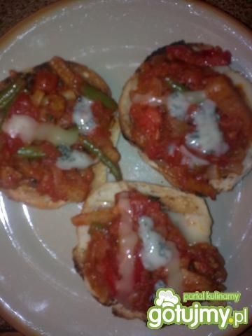 Bułeczki zapiekane z leczo i serami Bułeczki zapiekane z leczo i serami