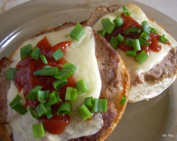 Bułeczki zapiekane z pasztetem