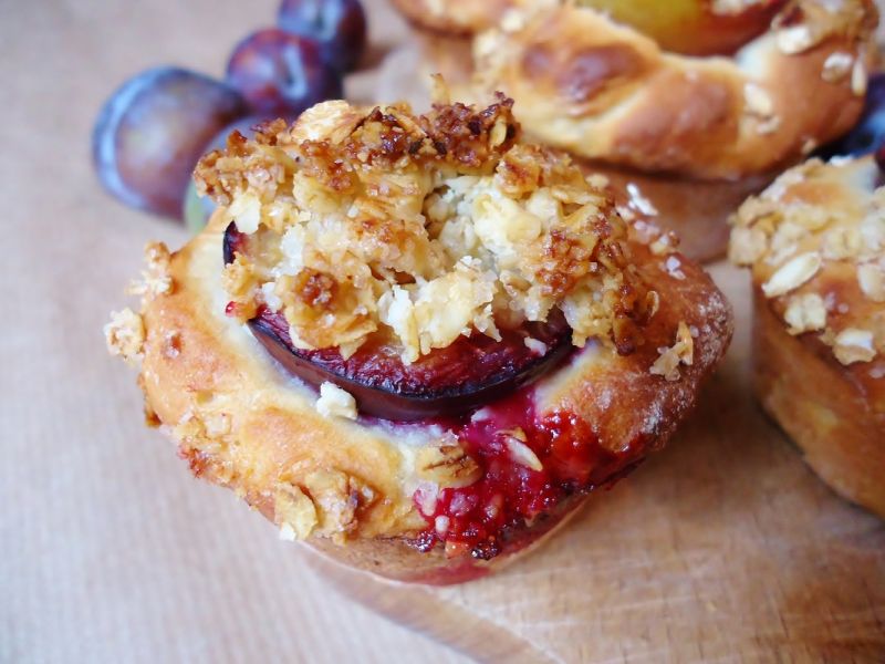 Bułeczki ze śliwkami i owsianą kruszonką