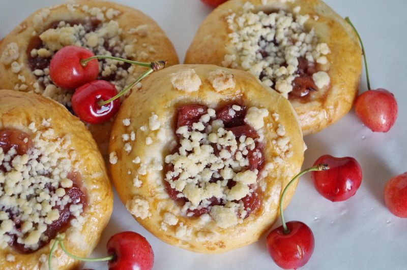 Bułeczki ze smażonymi czereśniami Bułeczki ze smażonymi czereśniami