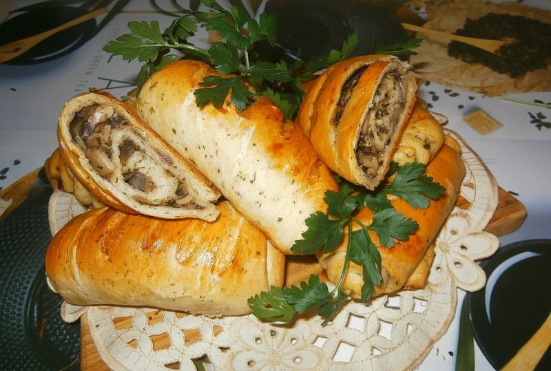 Bułeczki ziołowe nadziewane  Bułeczki ziołowe nadziewane