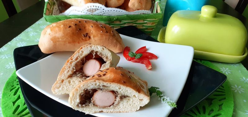 Bułeczki/pierożki drożdżowe z parówką 