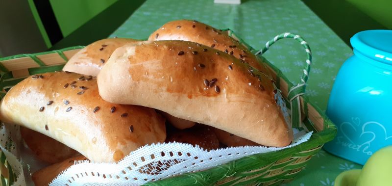 Bułeczki/pierożki drożdżowe z parówką 