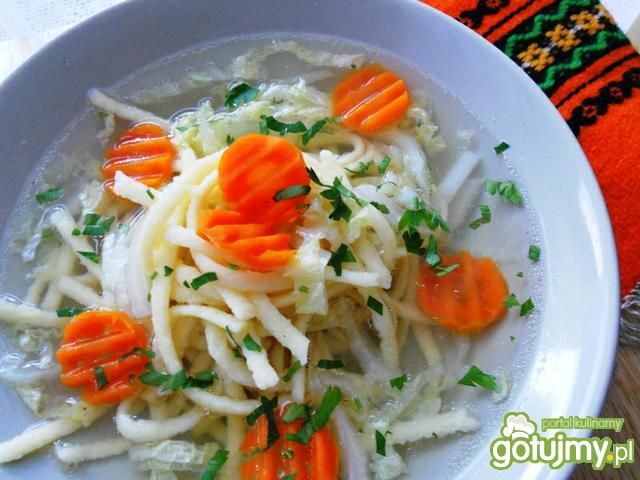 Bulion z pekinką i spatzlami Bulion z pekinką i spatzlami