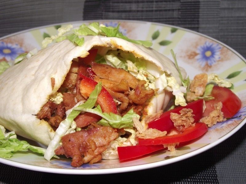 Bułka pita z wędzonym kurczakiem Bułka pita z wędzonym kurczakiem