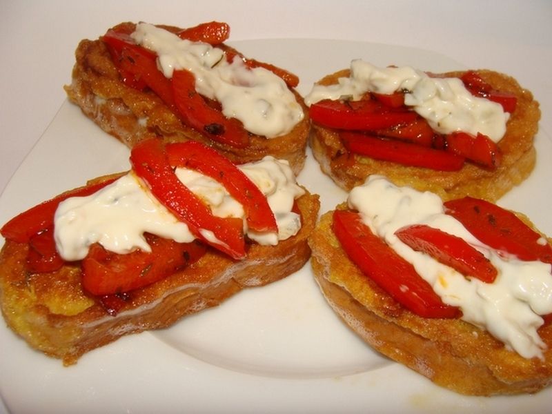 Bułka w jajku z papryką i sosem