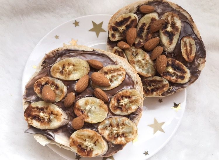 Bułka z czekoladą, bananem i migdałami