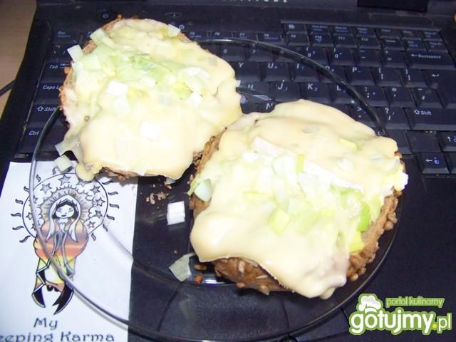 Bułka z jajkiej, serem i porem Bułka z jajkiej, serem i porem