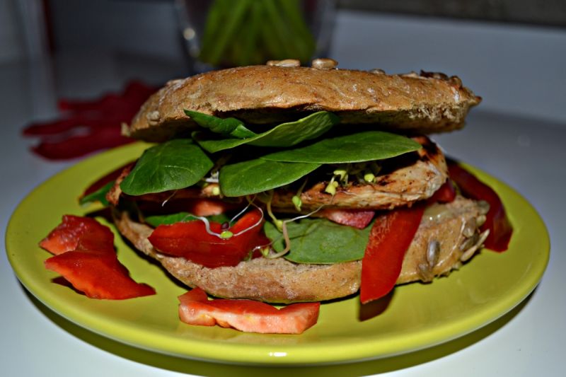 Bułka z kurczakiem i szpinakiem Bułka z kurczakiem i szpinakiem