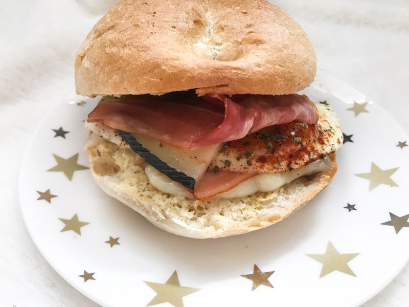 Bułka z manchego, jajkiem i grillowanym boczkiem  Bułka z manchego, jajkiem i grillowanym boczkiem