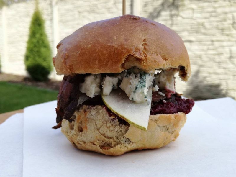 Bułka z pastrami, musem z buraków , gorgonzolą
