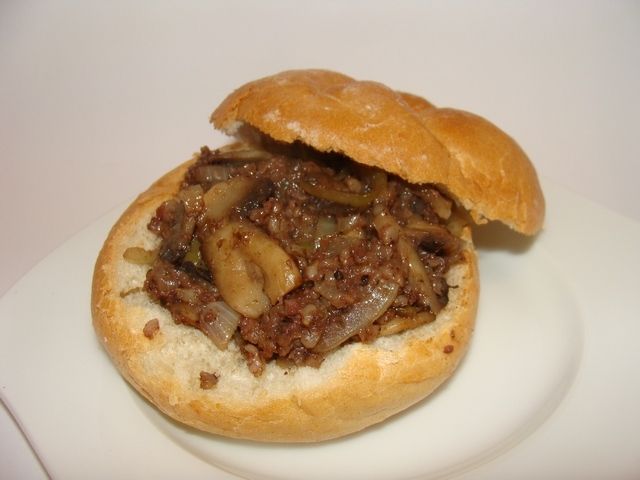 Bułka z pikantną kaszanką Bułka z pikantną kaszanką