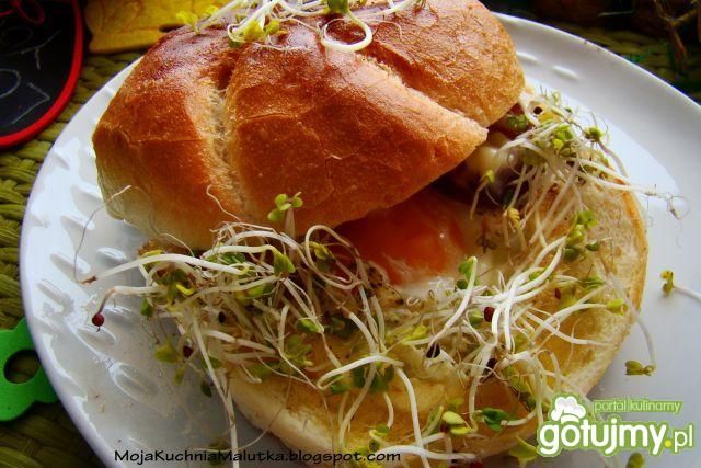 Bułka zapiekana z jajkiem  Bułka zapiekana z jajkiem