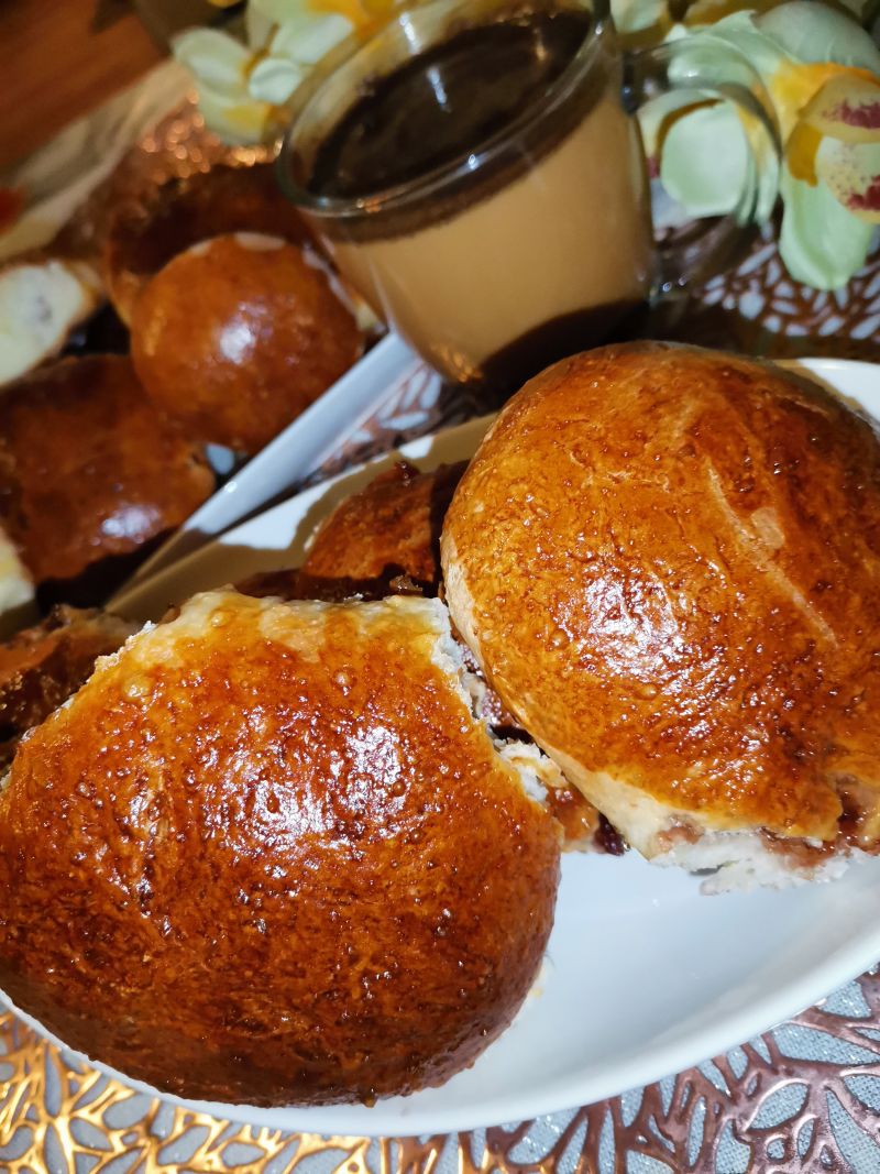 Bułki drożdżowe podane z dżemem truskawkowym