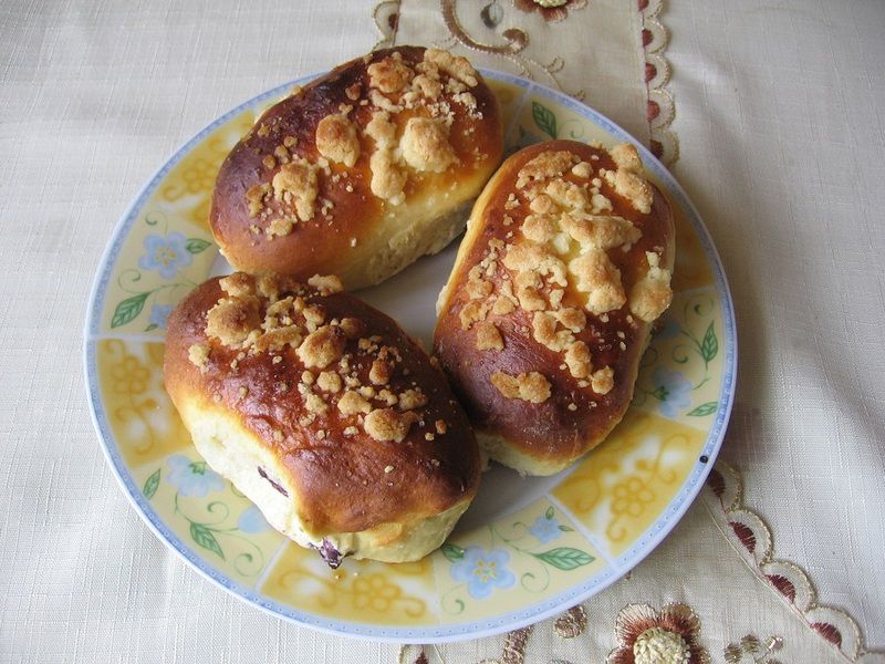 Bułki drożdżowe z jagodami i kruszonką 