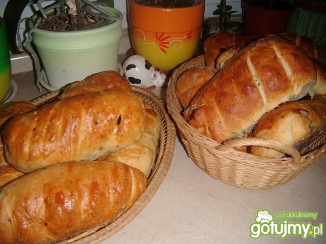 Bułki drożdżowe z kiełbasą