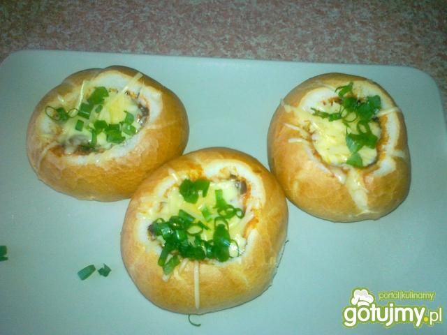 Bułki faszerowane pieczarkami i parówkam Bułki faszerowane pieczarkami i parówkam