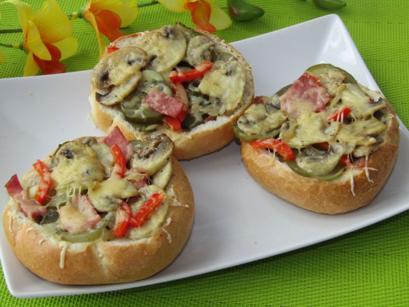 Bułki faszerowane pieczarkami, ogórkiem i szynką