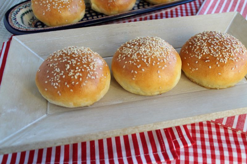 Bułki hamburgerowe z sezamem