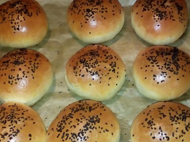 Bułki jogurtowe z czarnym sezamem