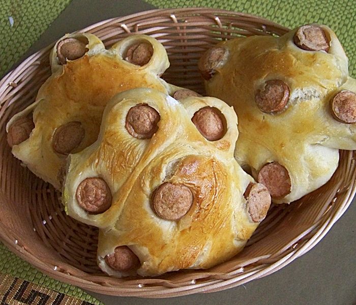 Bułki kwiatuszki z parówką Bułki kwiatuszki z parówką