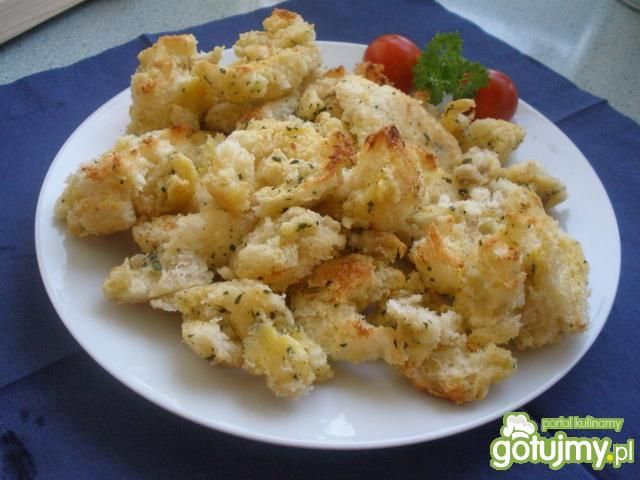 Bułki maślane zapiekane z lubczykiem