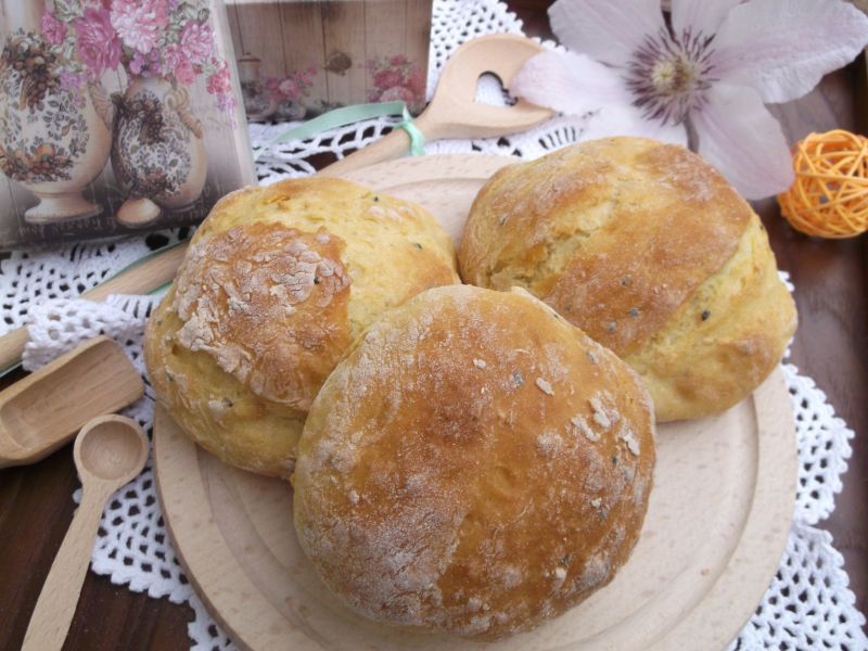 Bułki na jogurcie z sezamem i czarnuszką