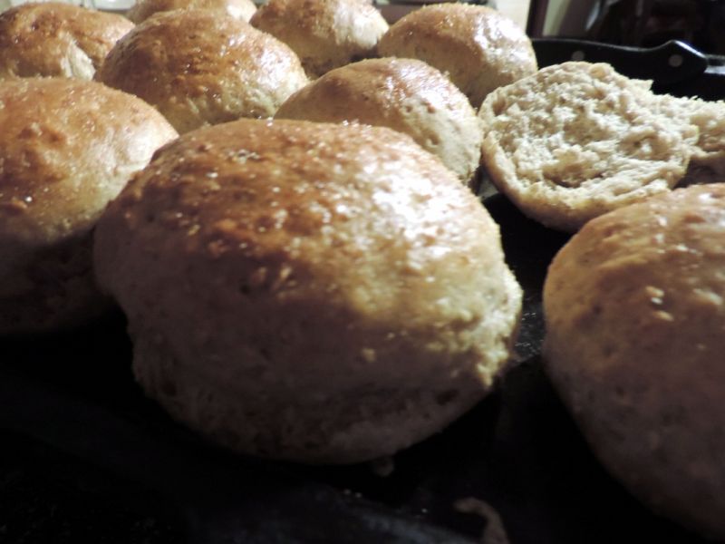 Bułki pełnoziarniste z sezamem