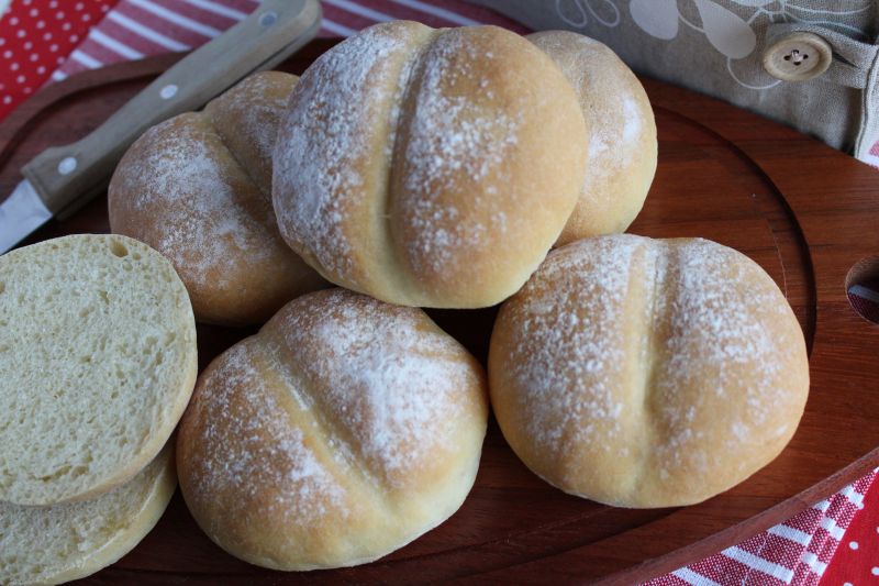 Bułki pszenne z przedziałkiem