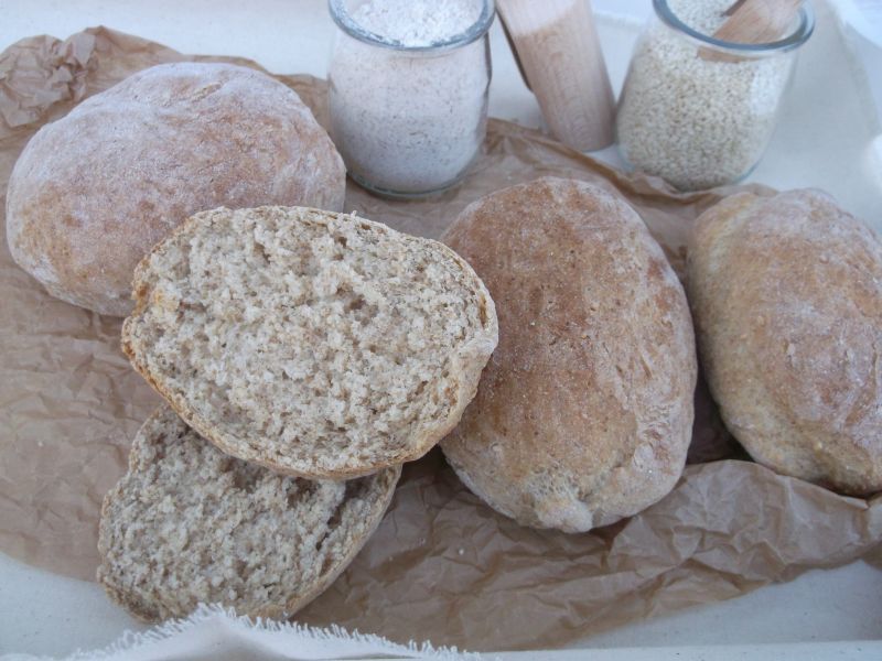 Bułki pszenno - orkiszowe z sezamem Bułki pszenno - orkiszowe z sezamem