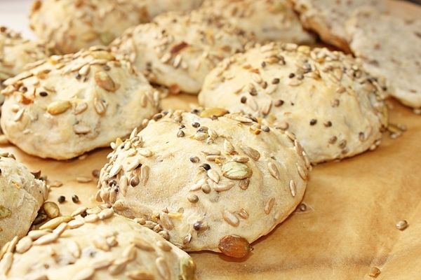 Bułki pszenno żytnie z prażonymi ziarnami  Bułki pszenno żytnie z prażonymi ziarnami