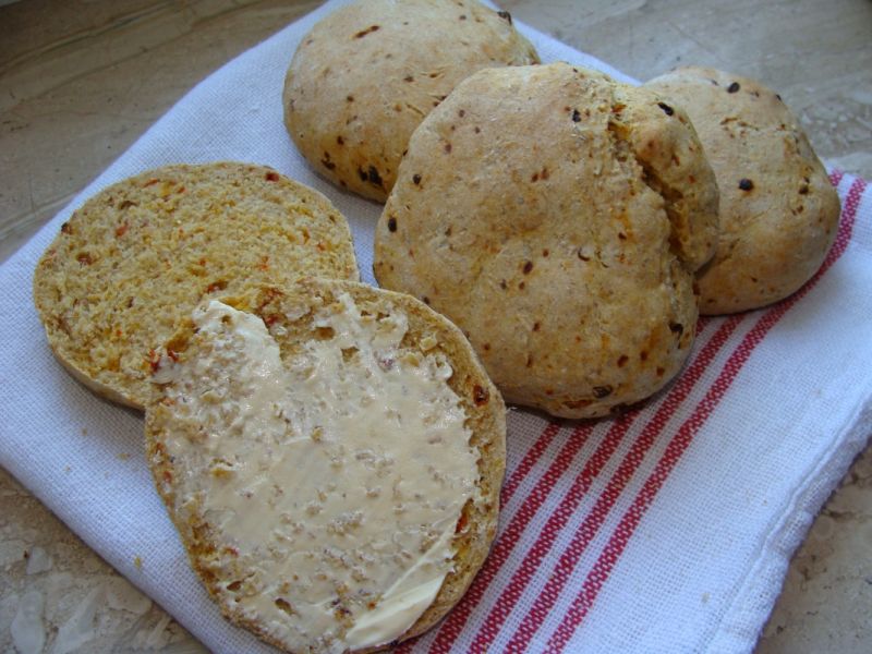 Bułki razowe z jagodami goji