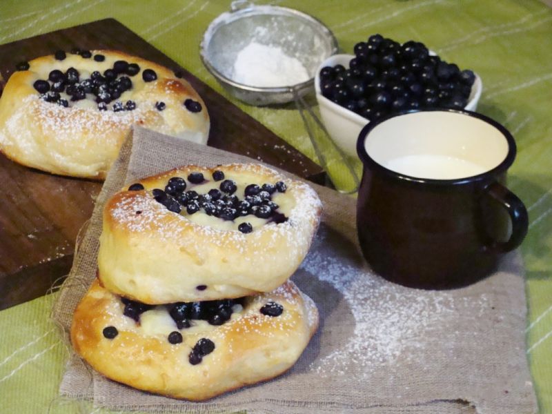 Bułki z budyniem i jagodami 