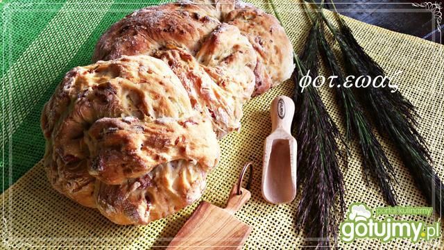 Bułki z cebulą, ogórkiem i kiełbasą