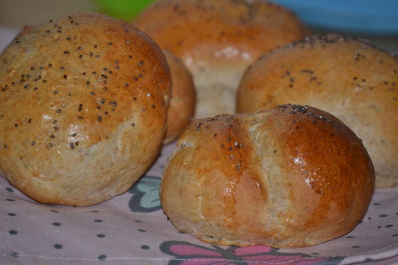 Bułki z dodatkiem szałwii hiszpańskiej i siemienia Bułki z dodatkiem szałwii hiszpańskiej i siemienia