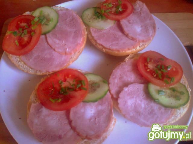 bułki z kiełbasą krakowską i dodatkami bułki z kiełbasą krakowską i dodatkami