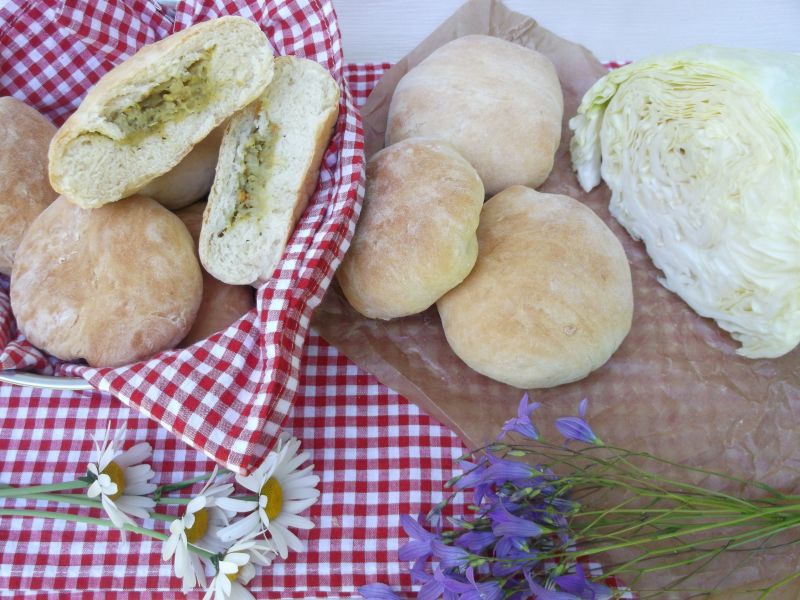 Bułki z młodą kapustą Bułki z młodą kapustą